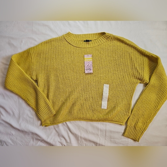 NWT Wild Fable Womens Yellow Cropped Crewneck Long Sleeve Sweater Size Small - Picture 1 of 9